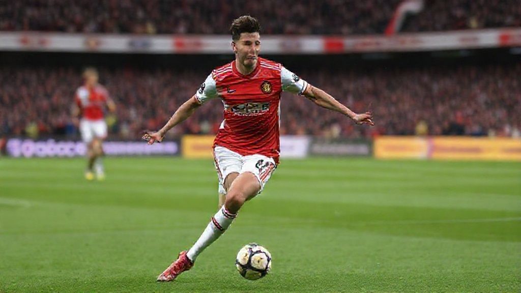 曼联锋线危机下的荷兰新星：齐尔克泽的留队谜题